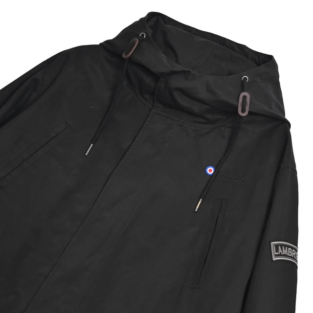 60% Katoen, 32% Polyester, 8% Nylon. Ontwerp: Badge, Geborduurd logo, Militaire knoop, Effen, Doelwit. Stoftechnologie: Douchebestendig. Rugsplit, Gevlochten koord, Merkknopen, Merkritssluiting, Metalen oogjes. Manchet: Geknoopt. Halslijn: Kapitein. Mouwtype: Met lange mouwen. Eigenschappen capuchon: Koord, Opgenaaid. Pasvorm: Overgedimensioneerd. Zakken: 4 voorzakken, intern, drukknoopsluiting, klepsluiting. Bevestiging: kliksluiting. Zoom: Koord, vissenstaart. S: 45,5 in. M: 48 in. L: 50 in. XL: 52,5 in. XXL: 55 in. 3XL: 57 in. 4XL: 60 in.