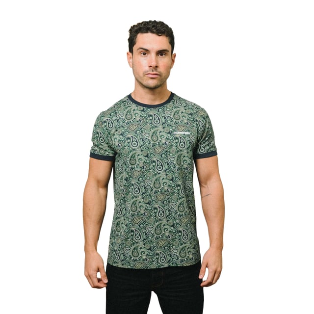 100% Baumwolle. Design: Paisley-Muster. Gewebtes Etikett. Passform: Regulär. Hinweis: Von Feuer fernhalten. Rundhalsausschnitt. Kurzärmlig. S: 96,52 cm. M: 102 cm. L: 107 cm. XL: 112 cm. XXL: 116,84 cm. 3XL: 121,92 cm. 4XL: 127 cm.