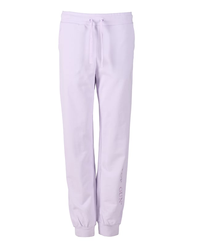 Die Top Gun Jogginghose vereint sportlichen Stil mit hohem Tragekomfort. Mit einer fein bestickten Aufschrift am Bein ist sie ein markanter Hingucker. Hergestellt aus hochwertigem Material, bietet die Jogginghose eine bequeme Passform und optimale Bewegungsfreiheit. Der elastische Bund sorgt für zusätzlichen Komfort. Ideal für sportliche Aktivitäten oder entspannte Freizeitlooks – perfekt für alle, die auf Qualität und stilvolles Design setzen.