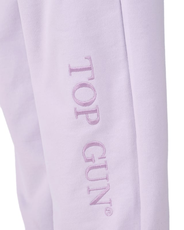Die Top Gun Jogginghose vereint sportlichen Stil mit hohem Tragekomfort. Mit einer fein bestickten Aufschrift am Bein ist sie ein markanter Hingucker. Hergestellt aus hochwertigem Material, bietet die Jogginghose eine bequeme Passform und optimale Bewegungsfreiheit. Der elastische Bund sorgt für zusätzlichen Komfort. Ideal für sportliche Aktivitäten oder entspannte Freizeitlooks – perfekt für alle, die auf Qualität und stilvolles Design setzen.