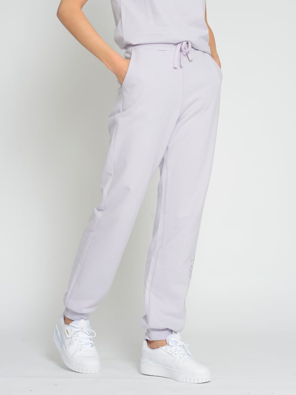 Die Top Gun Jogginghose vereint sportlichen Stil mit hohem Tragekomfort. Mit einer fein bestickten Aufschrift am Bein ist sie ein markanter Hingucker. Hergestellt aus hochwertigem Material, bietet die Jogginghose eine bequeme Passform und optimale Bewegungsfreiheit. Der elastische Bund sorgt für zusätzlichen Komfort. Ideal für sportliche Aktivitäten oder entspannte Freizeitlooks – perfekt für alle, die auf Qualität und stilvolles Design setzen.
