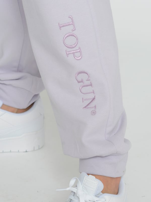 Die Top Gun Jogginghose vereint sportlichen Stil mit hohem Tragekomfort. Mit einer fein bestickten Aufschrift am Bein ist sie ein markanter Hingucker. Hergestellt aus hochwertigem Material, bietet die Jogginghose eine bequeme Passform und optimale Bewegungsfreiheit. Der elastische Bund sorgt für zusätzlichen Komfort. Ideal für sportliche Aktivitäten oder entspannte Freizeitlooks – perfekt für alle, die auf Qualität und stilvolles Design setzen.