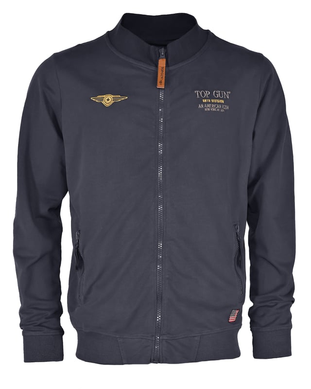 Leichte Top Gun Jacke für die Übergangszeit mit Top Gun Schriftzug auf der Brust. Das Highlight ist der Top Gun Tigerkopf als Print auf der Rückseite der Jacke. Zwei komfortable Seitentaschen mit Zipper sowie zwei Schulterklappen machen diese Jacke zu einem absoluten Muss. Der Strickbund an den Ärmleabschlüssen und dem Saum sorgen für eine ideale Passform.