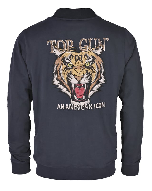 Leichte Top Gun Jacke für die Übergangszeit mit Top Gun Schriftzug auf der Brust. Das Highlight ist der Top Gun Tigerkopf als Print auf der Rückseite der Jacke. Zwei komfortable Seitentaschen mit Zipper sowie zwei Schulterklappen machen diese Jacke zu einem absoluten Muss. Der Strickbund an den Ärmleabschlüssen und dem Saum sorgen für eine ideale Passform.