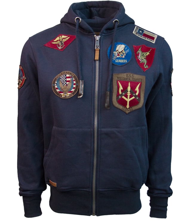 Top Gun Sweatjacke TG20191057 Der einzigartige Top Gun Stil spiegelt sich in dieser hippen Jacke wieder. Sie ist weich gefüttert und besitzt die typische Patches auf der Jacke - sie lässt sich an Lässigkeit kaum überbieten. Der elastische Strick am Ärmelabschluss, Bund und am Kragen sorgt für eine ideale Passform. Zwei seitliche Taschen zum Einschieben bieten genügend Stauraum. Diese Jacke ist der absoluter Hingucker für die etwas kältere Jahreszeit. Mit geraden Reißverschluss und einer Kapuze mit Kordelzug.