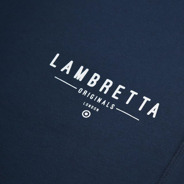 70% Baumwolle, 30% Polyester. Futterstoff: Fleece, Weich. Design: Logo, bedruckt. Zum Überziehen. Taschenart: Zwei Seitentaschen, 1 Tasche hinten. Taille: mit Kordelzug, Elastisch. Passform: Schmales Bein. Bündchen: Anliegend.