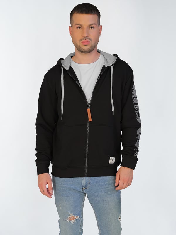 Die Jacke besitzt eine schöne Kapuze mit Kordelzug. Durch den sportlichen Schnitt ist sie sehr angenehm zu tragen.