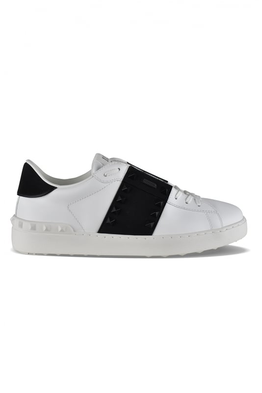 Sneakers Valentino Rockstud 11 Untitled de piel blanca.Correa y talonera de piel negra.Tachuelas decorativas en acabado negro.Suela de caucho con tachuelas decorativas de caucho en la parte trasera.Cierre con cordones.100% piel.Made in Italy.