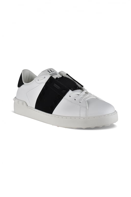 Sneakers Valentino Rockstud 11 Untitled de piel blanca.Correa y talonera de piel negra.Tachuelas decorativas en acabado negro.Suela de caucho con tachuelas decorativas de caucho en la parte trasera.Cierre con cordones.100% piel.Made in Italy.