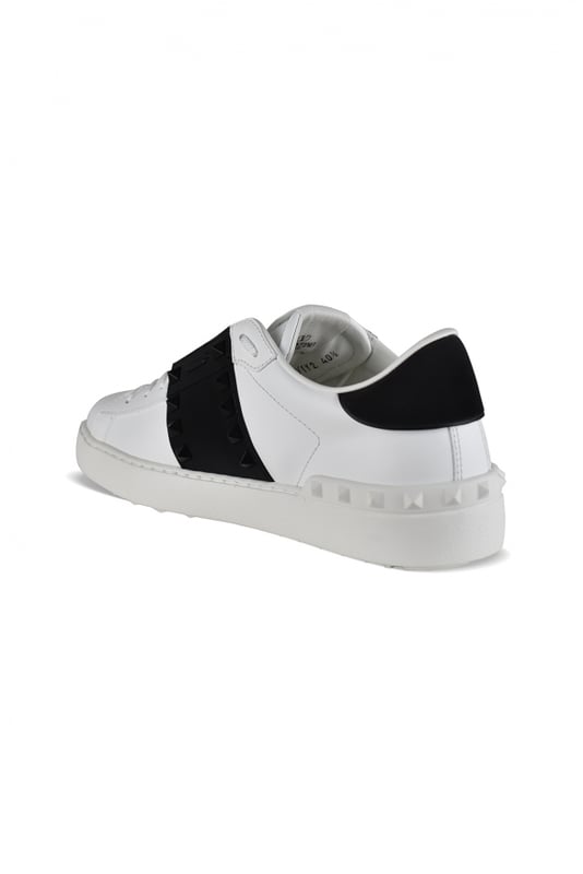 Sneakers Valentino Rockstud 11 Untitled de piel blanca.Correa y talonera de piel negra.Tachuelas decorativas en acabado negro.Suela de caucho con tachuelas decorativas de caucho en la parte trasera.Cierre con cordones.100% piel.Made in Italy.