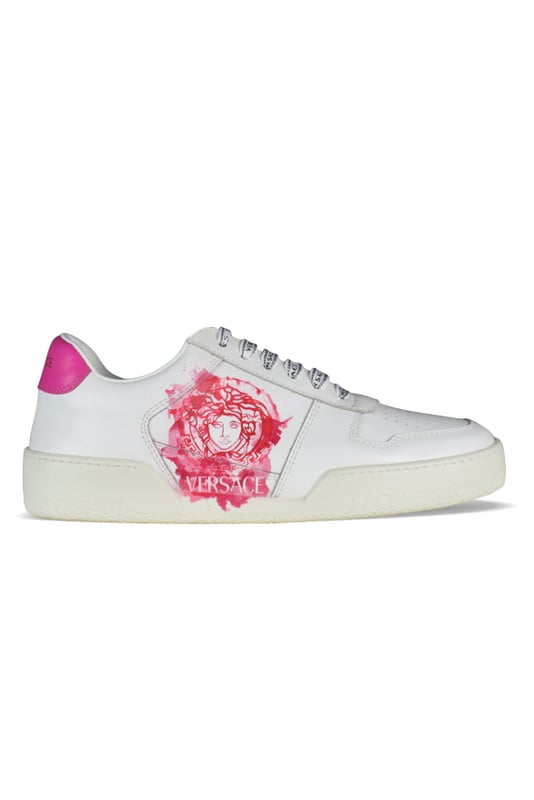 Versace Sneakers Ilus Medusa Blanco Illus Medusa Versace sneakers en piel blanca.Logotipo de Medusa en rosa.Cierre con cordones.Talonera de cuero rosa.Letras de Versace en el talón.Made in Italy.