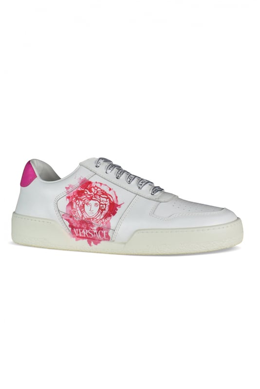 Versace Sneakers Ilus Medusa Blanco Illus Medusa Versace sneakers en piel blanca.Logotipo de Medusa en rosa.Cierre con cordones.Talonera de cuero rosa.Letras de Versace en el talón.Made in Italy.