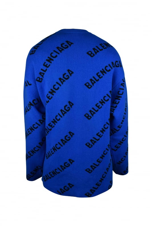 Jersey de lana azul de Balenciaga.Logotipo negro de Balenciaga estampado en diagonal por todo el jersey.Cuello redondo.Bordes acanalados.Mangas largas.98% lana.Made in Italy.