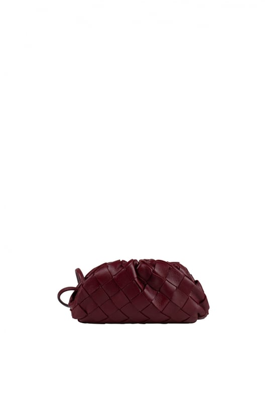 Bordeauxrode tas van Bottega Veneta.Intrecciato leer.Schouderband.Magnetische sluiting.Afmetingen: 15 x 8,5 cm.Miniformaat.Gemaakt in Italië.
