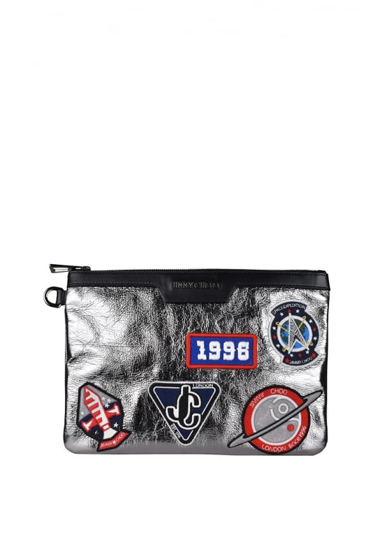 Cartera Jimmy Choo en piel con efecto metalizado plateado.Inserciones de piel negra. Parche decorativo de color en la parte delantera.Bolsillos interiores, uno de ellos con cierre de cremallera.Dimensiones: largo 21 cm x ancho 31 cm.Made in Italy.