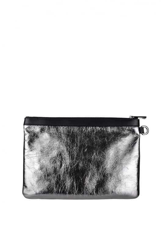 Cartera Jimmy Choo en piel con efecto metalizado plateado.Inserciones de piel negra. Parche decorativo de color en la parte delantera.Bolsillos interiores, uno de ellos con cierre de cremallera.Dimensiones: largo 21 cm x ancho 31 cm.Made in Italy.