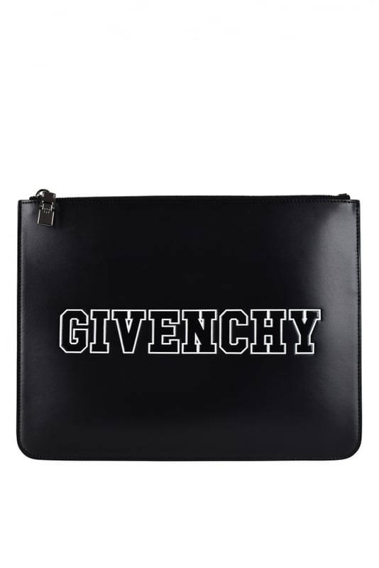 Bolso Givenchy en piel negra lisa.Cierre con cremallera.Logotipo blanco impreso en la parte delantera.Bolsillo interior.Dimensiones: Anchura 30 cm x Altura 23 cm x Profundidad 0,5 cm.Made in Italy.