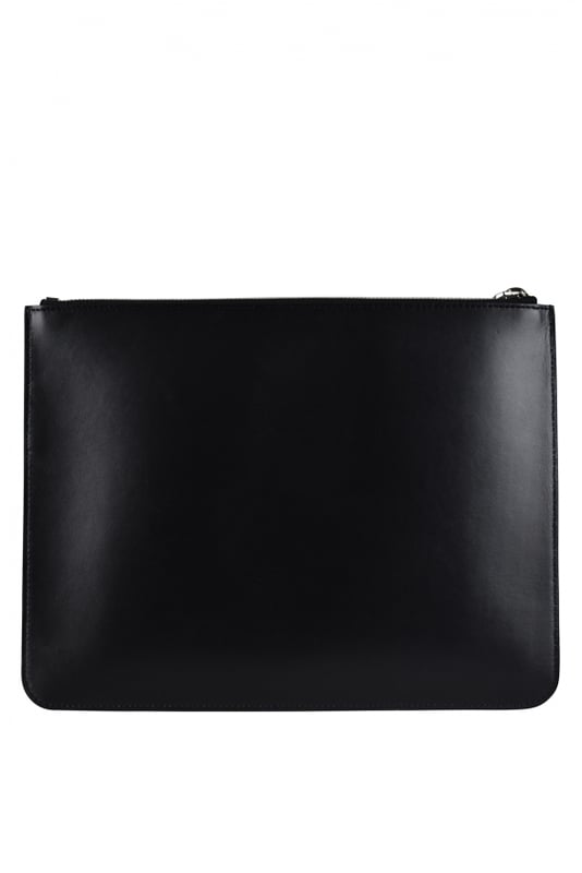 Bolso Givenchy en piel negra lisa.Cierre con cremallera.Logotipo blanco impreso en la parte delantera.Bolsillo interior.Dimensiones: Anchura 30 cm x Altura 23 cm x Profundidad 0,5 cm.Made in Italy.