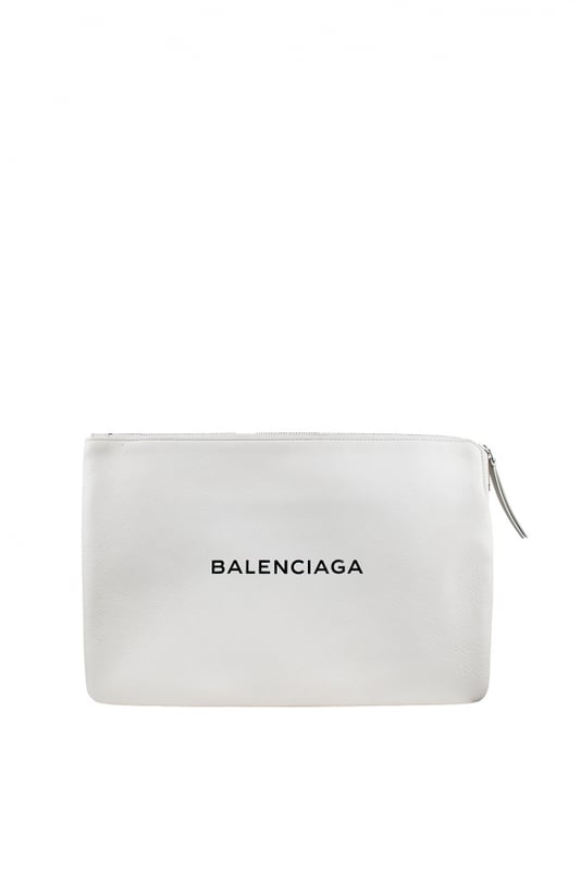 Bolsa de ordenador Balenciaga Everyday.Piel granulada blancaLogotipo negro.Cierre de cremallera.Made in Italy.