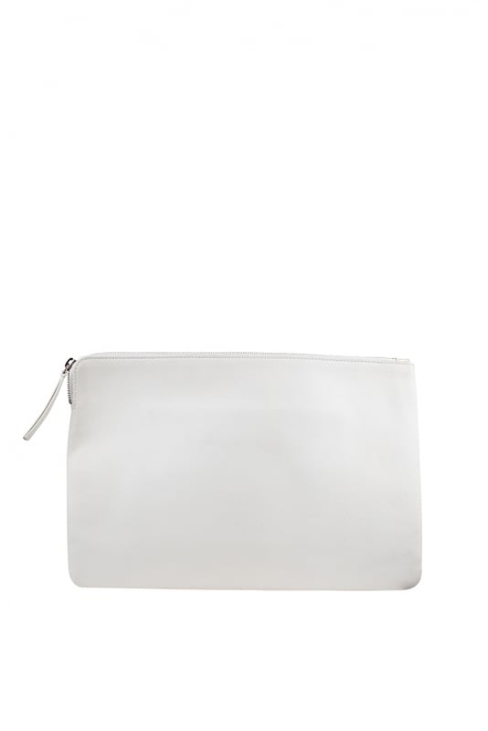 Bolsa de ordenador Balenciaga Everyday.Piel granulada blancaLogotipo negro.Cierre de cremallera.Made in Italy.
