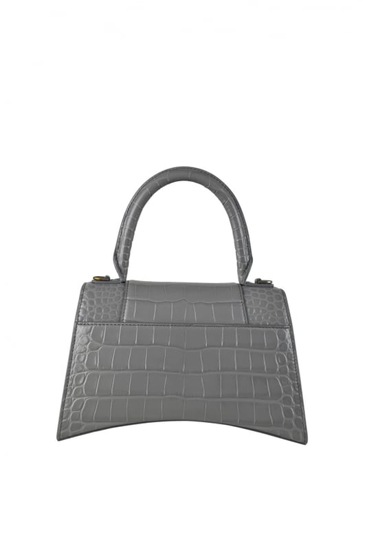 Bolso de mano Balenciaga Hourglass gris.Piel de becerro grabada en cocodrilo.Placa plateada con el logotipo de la firma B.Detalles metálicos plateados.Solapa en la parte superior.Asa redondeada.Compartimento principal y bolsillos interiores con cremallera.Bandolera extraíble y ajustable.Dimensiones: 23 x 14 x 10 cm.Made in Italy.
