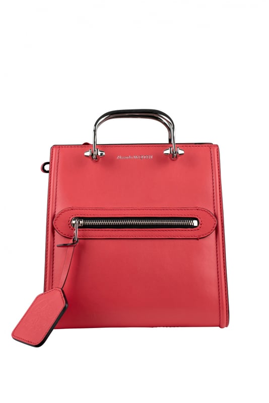 Bolso The Short Story Alexander McQueen en piel roja.Bandolera de piel ajustable.Logotipo dorado en la parte delantera.Asas doradas.Bolsillo delantero con cierre de cremallera.Cierre con botón de presión.Dimensiones: ancho: 21 cm, alto: 21 cm, fondo: 12 cm.Made in Italy.