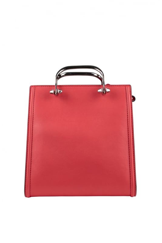 Bolso The Short Story Alexander McQueen en piel roja.Bandolera de piel ajustable.Logotipo dorado en la parte delantera.Asas doradas.Bolsillo delantero con cierre de cremallera.Cierre con botón de presión.Dimensiones: ancho: 21 cm, alto: 21 cm, fondo: 12 cm.Made in Italy.