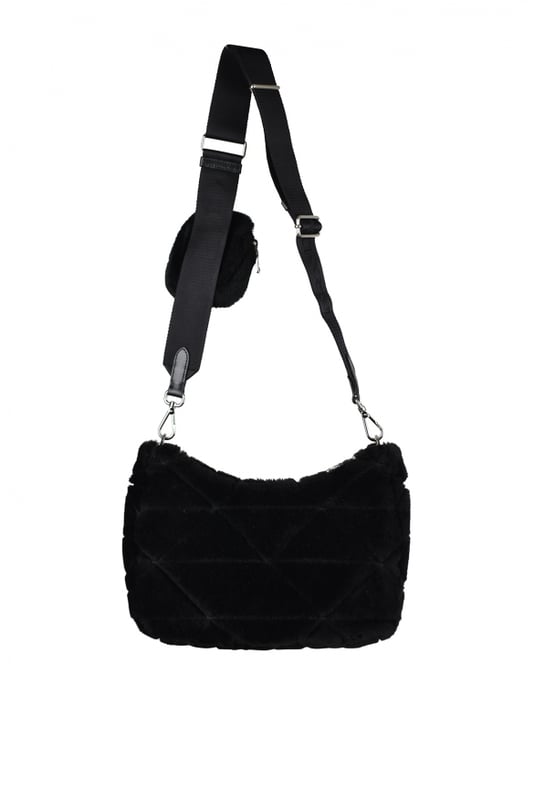 Bolso Prada Re-Nylon en shearling negro.Modelo acolchado con motivo triangular.Logotipo metálico triangular en la parte delantera.Bandolera ajustable de lona con logotipo, 85 cm de largo.Bolsillo extraíble con cremallera de Re-Nylon.Acabado metálico plateado.Cierre principal con cremallera.Dimensiones: 24 x 20,5 x 7 cm.