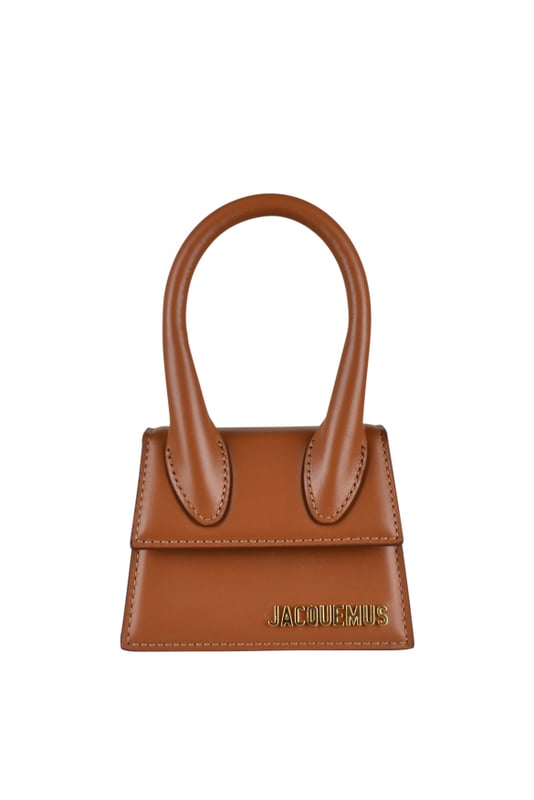 Jacquemus Le Chiquito lichtbruine minitas.Van glad leer.Gouden Jacquemus-logo op de voorkant.Lichtbruine stiksels.Versterkt handvat.Magnetische klepsluiting.Binnenzak.Afneembare verstelbare schouderband.Afmetingen: 12 x 9 cm.Made in Italy.