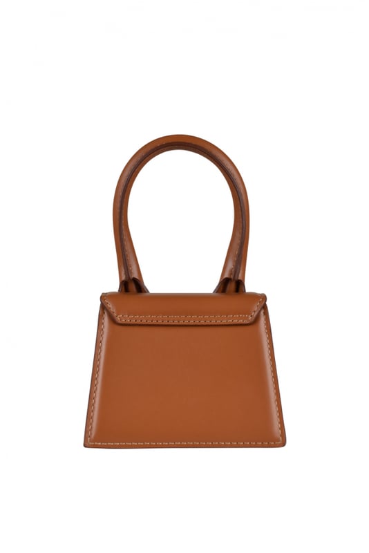 Jacquemus Le Chiquito lichtbruine minitas.Van glad leer.Gouden Jacquemus-logo op de voorkant.Lichtbruine stiksels.Versterkt handvat.Magnetische klepsluiting.Binnenzak.Afneembare verstelbare schouderband.Afmetingen: 12 x 9 cm.Made in Italy.