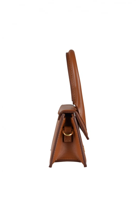 Jacquemus Le Chiquito lichtbruine minitas.Van glad leer.Gouden Jacquemus-logo op de voorkant.Lichtbruine stiksels.Versterkt handvat.Magnetische klepsluiting.Binnenzak.Afneembare verstelbare schouderband.Afmetingen: 12 x 9 cm.Made in Italy.