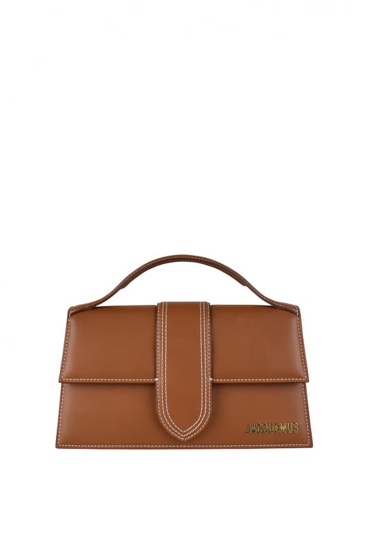Bolso Jacquemus Le Grand Bambino en piel marrón claro.Logotipo Jacquemus dorado en la parte delantera.Cierre con solapa magnética.Un bolsillo de parche en la parte trasera.Asa pequeña.Bandolera desmontable.  Dimensiones: 23,5 x 13 cm.100% piel.Made in Italy.