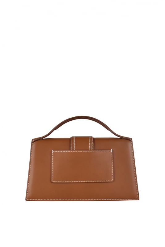 Bolso Jacquemus Le Grand Bambino en piel marrón claro.Logotipo Jacquemus dorado en la parte delantera.Cierre con solapa magnética.Un bolsillo de parche en la parte trasera.Asa pequeña.Bandolera desmontable.  Dimensiones: 23,5 x 13 cm.100% piel.Made in Italy.