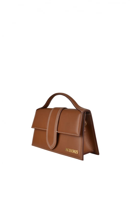 Bolso Jacquemus Le Grand Bambino en piel marrón claro.Logotipo Jacquemus dorado en la parte delantera.Cierre con solapa magnética.Un bolsillo de parche en la parte trasera.Asa pequeña.Bandolera desmontable.  Dimensiones: 23,5 x 13 cm.100% piel.Made in Italy.