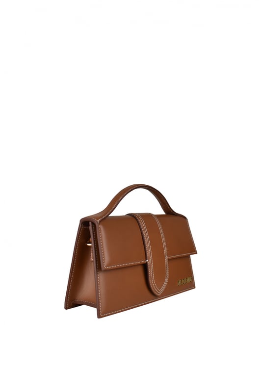 Bolso Jacquemus Le Grand Bambino en piel marrón claro.Logotipo Jacquemus dorado en la parte delantera.Cierre con solapa magnética.Un bolsillo de parche en la parte trasera.Asa pequeña.Bandolera desmontable.  Dimensiones: 23,5 x 13 cm.100% piel.Made in Italy.