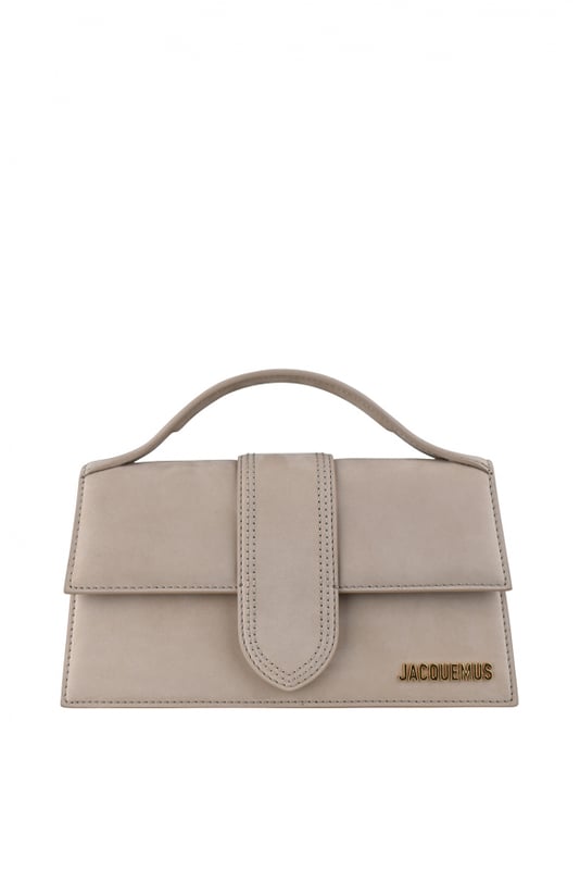 Jacquemus Le Grand Bambino Tasche aus hellbeigem Wildleder.Goldenes Jacquemus-Logo auf der Vorderseite.Verschluss mit magnetischer Klappe.Eine aufgesetzte Tasche auf der Rückseite.Kleiner Tragegriff.Abnehmbarer Schulterriemen. Maße: 23,5 x 13 cm.100% Leder.Made in Italy.