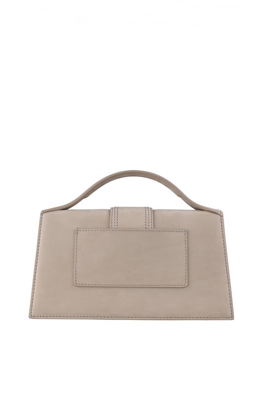 Jacquemus Le Grand Bambino Tasche aus hellbeigem Wildleder.Goldenes Jacquemus-Logo auf der Vorderseite.Verschluss mit magnetischer Klappe.Eine aufgesetzte Tasche auf der Rückseite.Kleiner Tragegriff.Abnehmbarer Schulterriemen. Maße: 23,5 x 13 cm.100% Leder.Made in Italy.