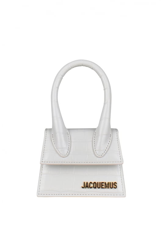 Jacquemus Le Chiquito mini bolso blanco.En piel lisa repujada en cocodrilo.Logotipo dorado de Jacquemus en la parte delantera.Mango reforzado.Cierre con solapa magnética.Bolsillo interior.Bandolera ajustable y extraíble.Dimensiones: 12 x 9 cm.Made in Italy.