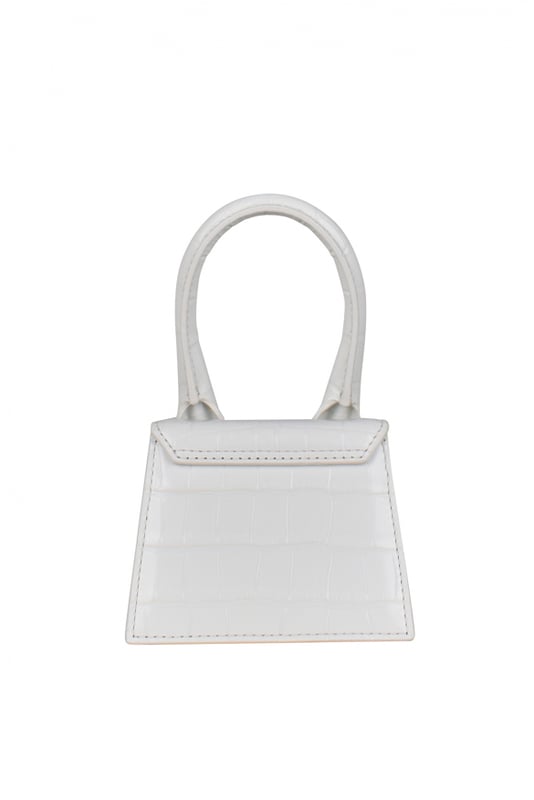 Jacquemus Le Chiquito mini bolso blanco.En piel lisa repujada en cocodrilo.Logotipo dorado de Jacquemus en la parte delantera.Mango reforzado.Cierre con solapa magnética.Bolsillo interior.Bandolera ajustable y extraíble.Dimensiones: 12 x 9 cm.Made in Italy.