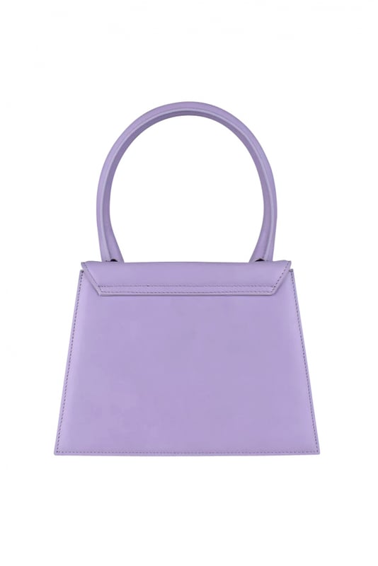 Jacquemus Le Grand Chiquito tas van lila leer.Gouden Jacquemus-logo op de voorkant.Magnetische klepsluiting.Eén binnenzak.Afneembare schouderband.Afmetingen: 18 x 22 cm.100% leer.Gemaakt in Italië.