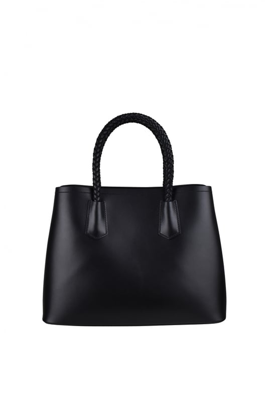 Bolso Double de Prada en suave piel negra.Icónico logotipo triangular plateado en la parte delantera del bolso.Doble asa de piel trenzada.Bandolera extraíble y ajustable.Detalles metálicos plateados.Cierre de botón de presión lateral.Dimensiones: 34 x 25 x 15 cm.100% piel.Made in Italy.