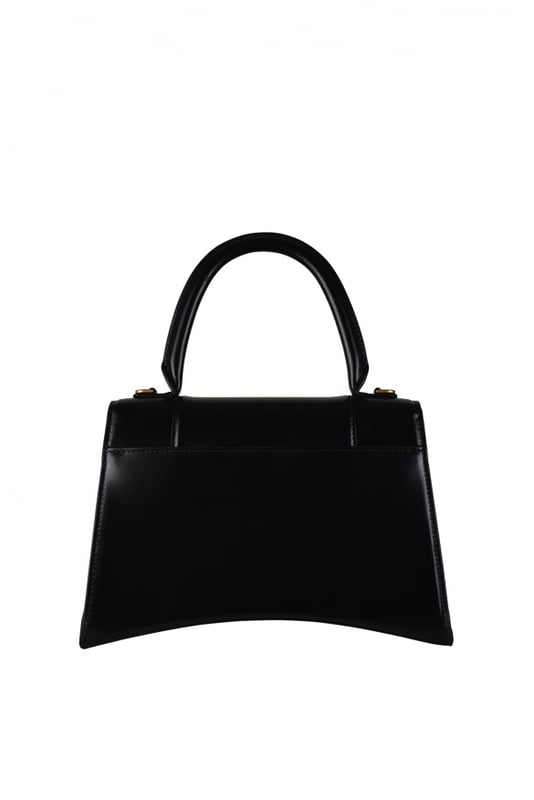 Bolso de mano grande Balenciaga Hourglass en suave piel negra.Placa con el logotipo de la firma B.Detalles metálicos dorados.Solapa en la parte superior.Asa redondeada.Bolsillo interior con cremallera.Cierre con botón de presión.Bandolera desmontable y ajustable.Dimensiones: 27 x 18,5 x 10 cm.Made in Italy.