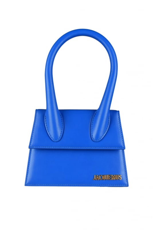 Bolso Jacquemus Le Chiquito moyen en piel azul eléctrico.Logotipo de Jacquemus dorado en la parte delantera.Cierre de solapa magnética.Un bolsillo interior.Bandolera desmontable.Dimensiones: 18 x 13,5 cm.100% cuero.Made in Italy.