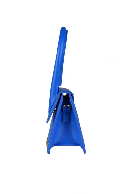 Bolso Jacquemus Le Chiquito moyen en piel azul eléctrico.Logotipo de Jacquemus dorado en la parte delantera.Cierre de solapa magnética.Un bolsillo interior.Bandolera desmontable.Dimensiones: 18 x 13,5 cm.100% cuero.Made in Italy.