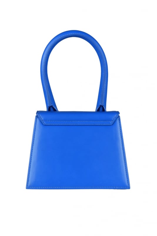 Bolso Jacquemus Le Chiquito moyen en piel azul eléctrico.Logotipo de Jacquemus dorado en la parte delantera.Cierre de solapa magnética.Un bolsillo interior.Bandolera desmontable.Dimensiones: 18 x 13,5 cm.100% cuero.Made in Italy.