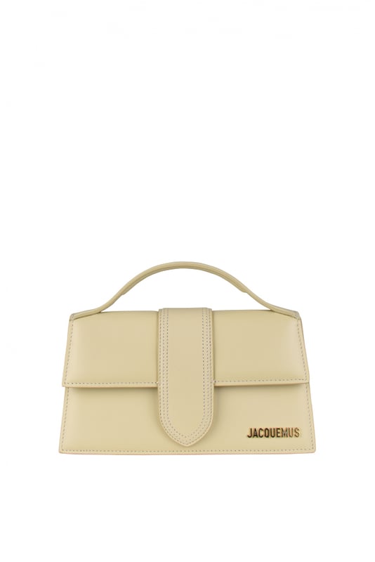 Bolso Jacquemus Le Grand Bambino en piel beige marfil.Logotipo Jacquemus dorado en la parte delantera.Cierre con solapa magnética.Un bolsillo de parche en la parte trasera.Asa pequeña.Bandolera desmontable.  Dimensiones: 23,5 x 13 cm.100% piel.Made in Italy.