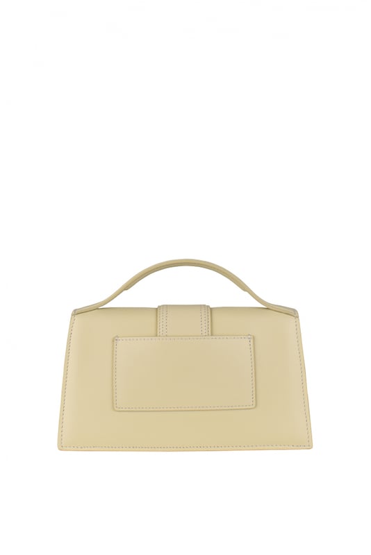 Bolso Jacquemus Le Grand Bambino en piel beige marfil.Logotipo Jacquemus dorado en la parte delantera.Cierre con solapa magnética.Un bolsillo de parche en la parte trasera.Asa pequeña.Bandolera desmontable.  Dimensiones: 23,5 x 13 cm.100% piel.Made in Italy.