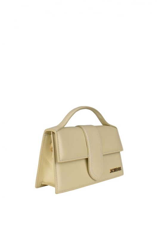 Bolso Jacquemus Le Grand Bambino en piel beige marfil.Logotipo Jacquemus dorado en la parte delantera.Cierre con solapa magnética.Un bolsillo de parche en la parte trasera.Asa pequeña.Bandolera desmontable.  Dimensiones: 23,5 x 13 cm.100% piel.Made in Italy.