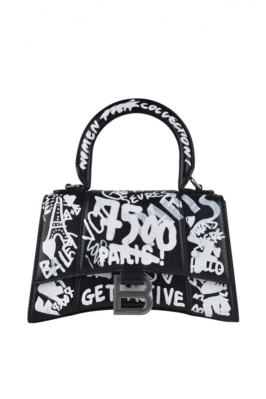 Bolso Balenciaga Hourglass XS graphity.Piel efecto negro.Estampado graphity blanco en todo el bolso.Logotipo B  Balenciaga  grabado en metal en la parte delantera.Asa de transporte grande.Bandolera desmontable y ajustable.Solapa delantera con cierre a presión.Tamaño: 19 cm x 13 cm x 8 cm.Tamaño pequeño.Made in Italy.