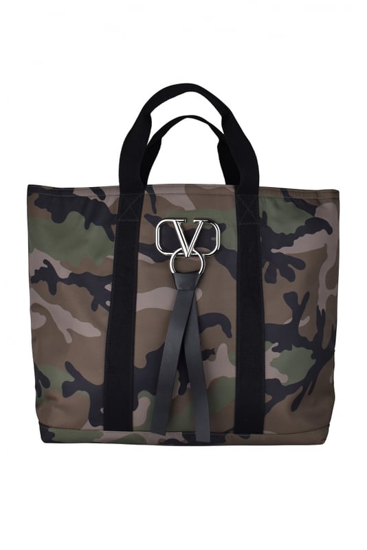 Reistas Valentino camouflage.Metalen V-ring-logo met leren band aan de voorkant.Twee stoffen handvatten.Ritssluiting.Binnenzak met rits.Afmetingen: breedte: 40 cm, hoogte: 37 cm, diepte: 22 cm100% nylon.Gemaakt in Italië.